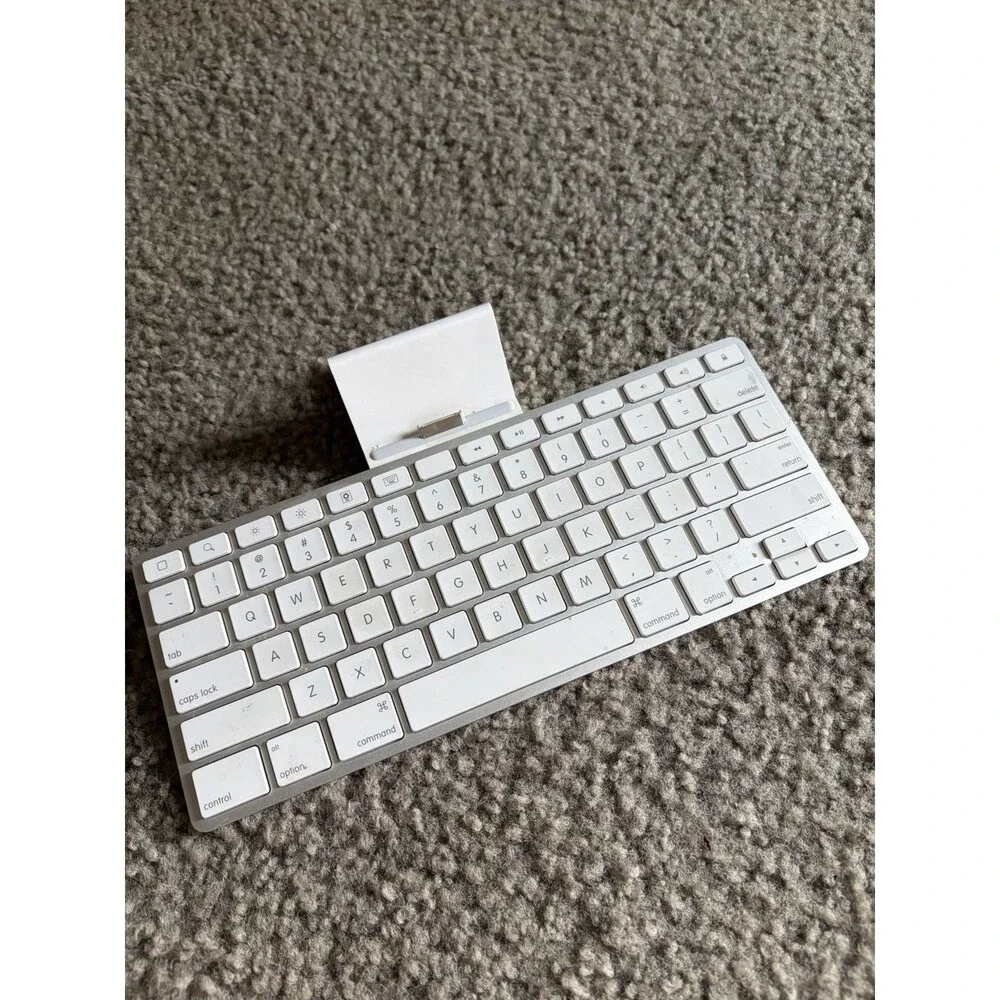 Apple Keyboard Dock A1359 for iPad 1 2 3 Gen 30 Pin ——-Device Only